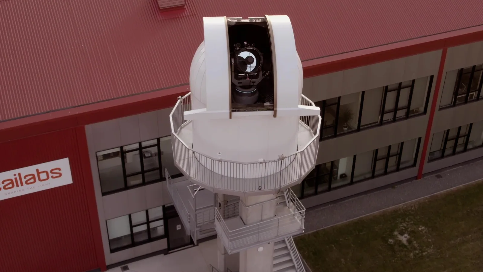 Cailabs TILBA-OGS L10 optical ground station, a white telescope dome on a tower beside a Cailabs building